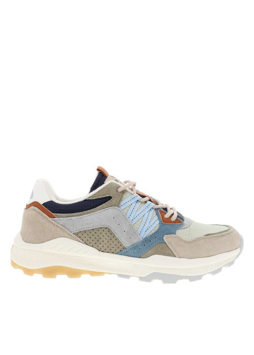 Baskets running vertes avec un talon plat et des lacets beiges