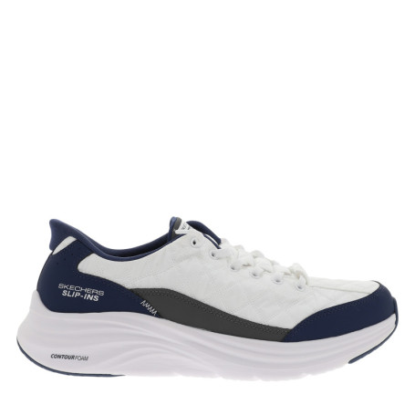 Baskets blanches avec un patch sur la languette...