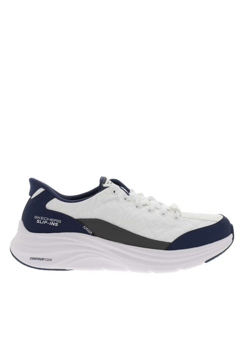 Baskets blanches avec un patch sur la languette et une fermeture slip-on