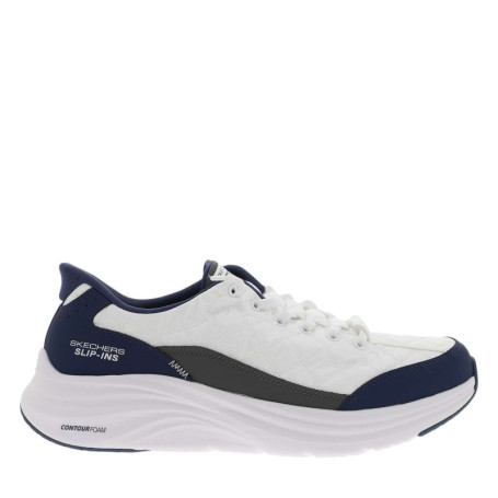 Baskets blanches avec un patch sur la languette...