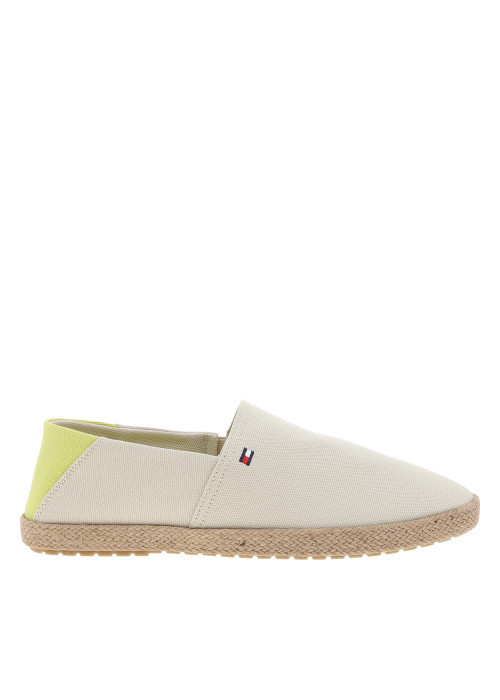 Espadrilles beiges avec un talon à talon plat et fermeture slip-on