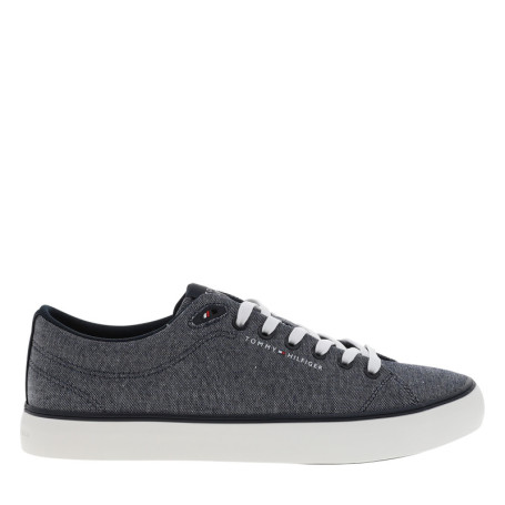 Tennis bleu marine avec un talon plat et pourvu...