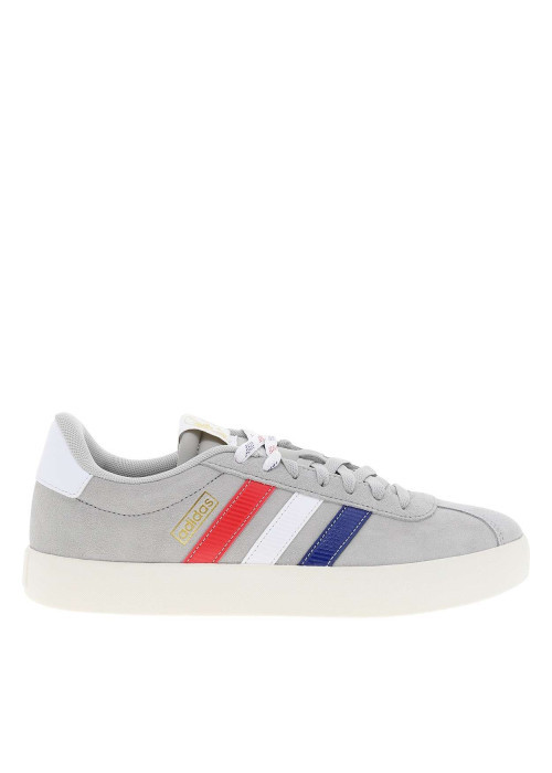 Baskets tennis grises en cuir avec un talon plat et des lacets