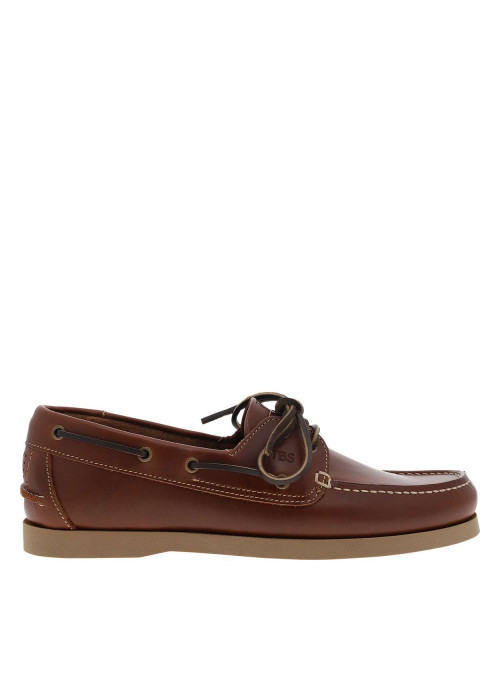 Mocassins bateau cognac en cuir avec un talon plat et à slip-on