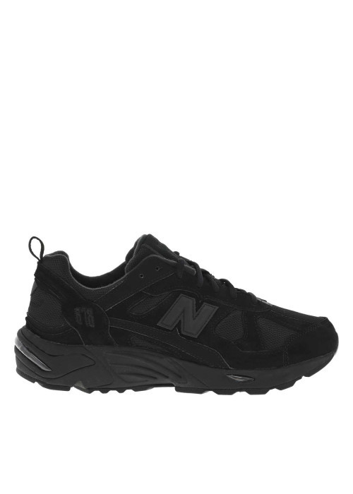 Baskets noires avec semelle crantée pourvues d’empiècements en cuir nubuck
