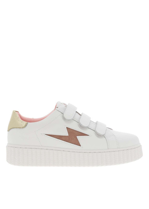 Sneakers blanches avec le talon or à semelle plate et à bandes auto-agrippantes