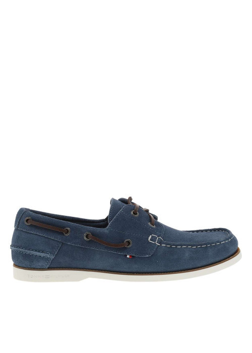 Mocassins bateau bleus à semelle plate et surpiqûres blanches sur l'empeigne