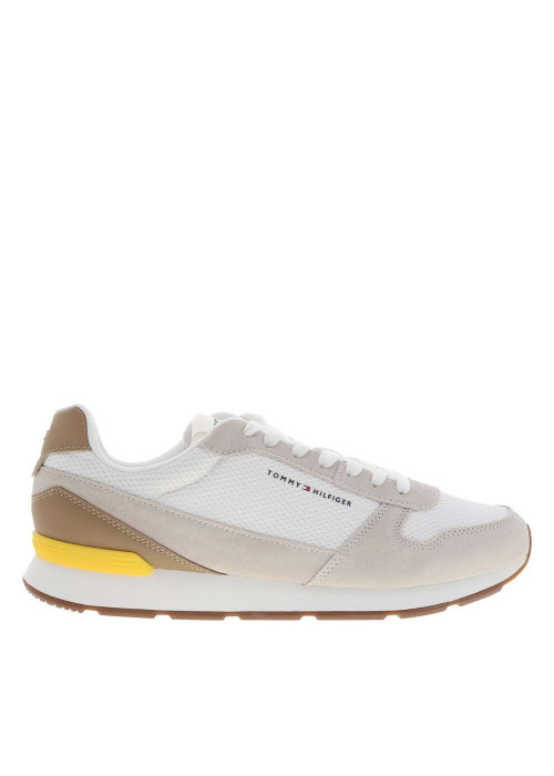 Baskets blanches et beiges en cuir avec un talon plat et des lacets