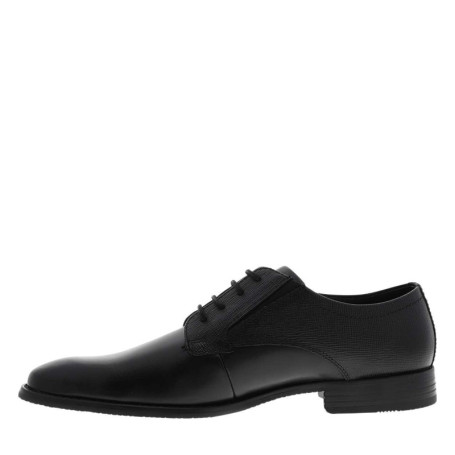 Derbies noires en cuir avec un talon décroché...