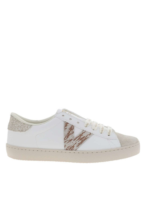 Tennis blanches à semelle plate et des lacets avec un imprimé doré