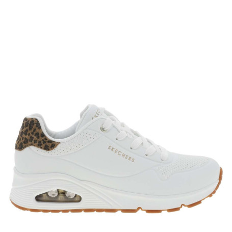 Baskets blanches avec une semelle plate et une...