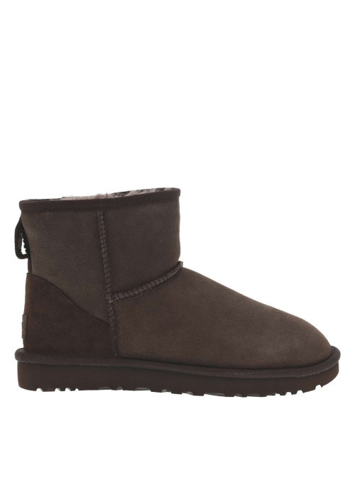 Boots en cuir marron à talon plat avec une doublure en fourrure