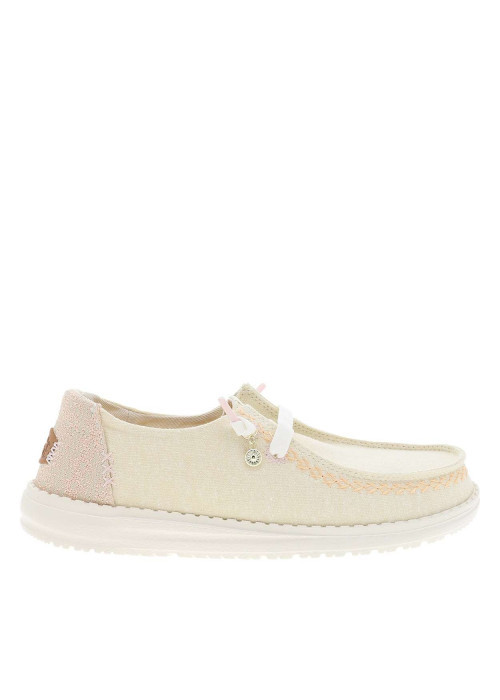 Mocassins beiges avec un talon plat et une...