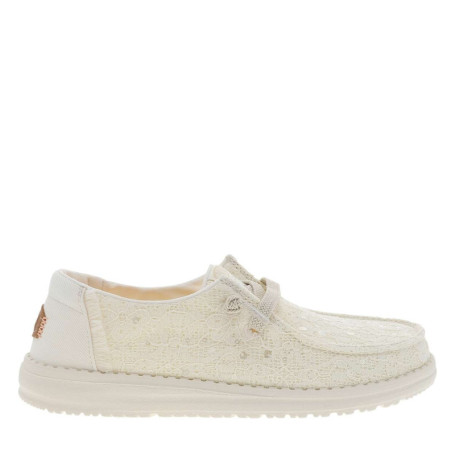 Tennis blanches avec un talon plat et une...