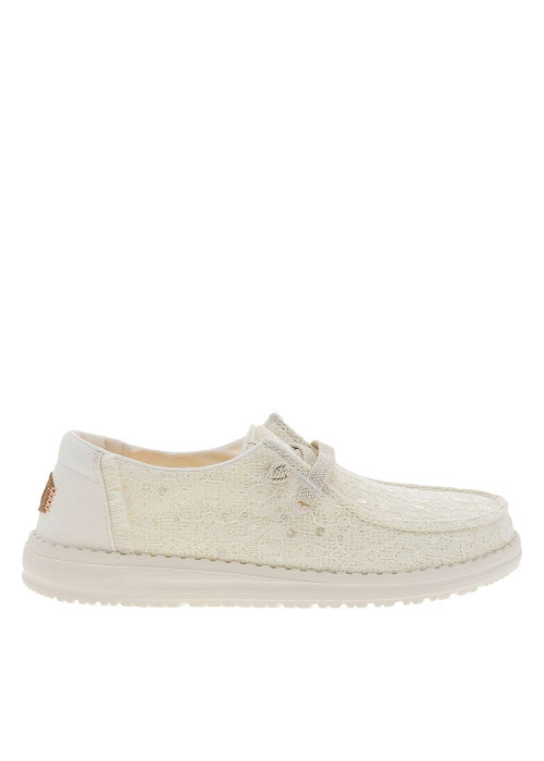 Tennis blanches avec un talon plat et une fermeture à slip-on