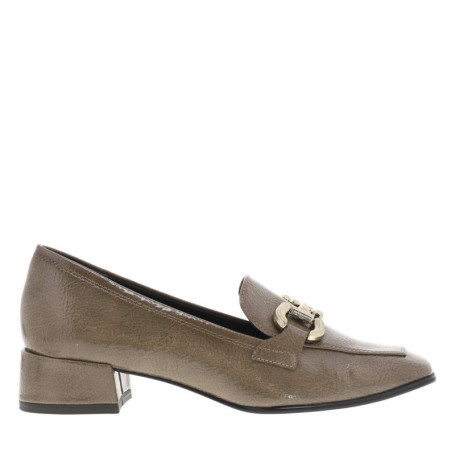 Mocassins taupes vernis avec un bijou or et à...