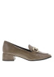 Thumbnail Mocassins taupes vernis avec un bijou or et à talon décroché bas