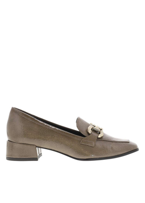 Mocassins taupes vernis avec un bijou or et à...