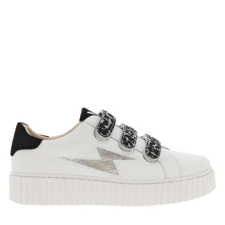 Sneakers blanches et noires fermées par trois...