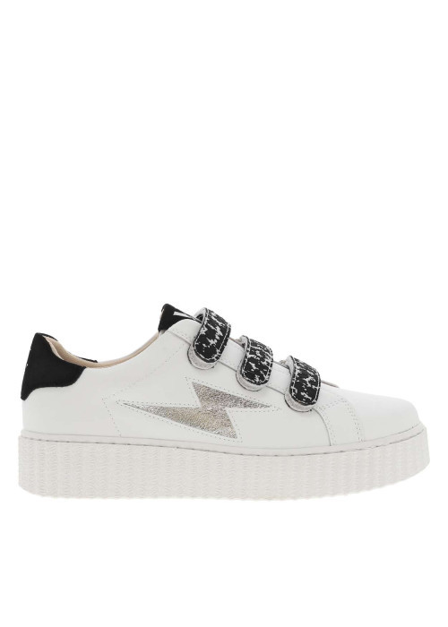 Sneakers blanches et noires fermées par trois...