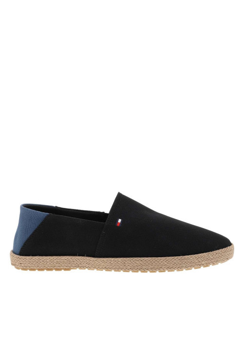 Espadrilles noires avec un à talon plat et...