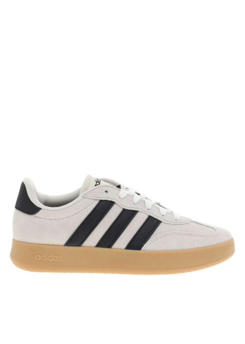 Baskets tennis beiges en cuir avec un talon plat et des lacets