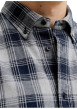 Thumbnail Chemise en coton marine unie avec une coupe droite et un col boutonné - Image 5