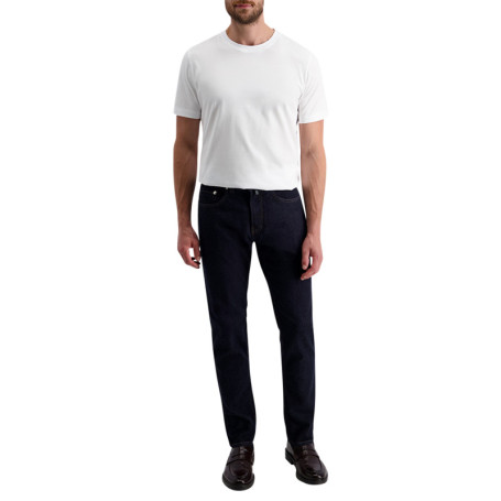 Jean bleu foncé avec une coupe tapered et des...