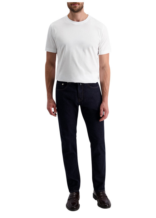 Jean bleu foncé avec une coupe tapered et des...