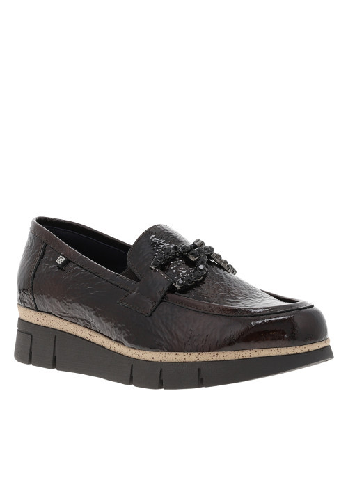 Mocassins en cuir chocolat à semelle plate et un bijoux de la marque à l'avant