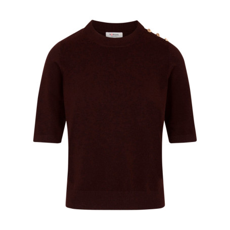 Pull chocolat uni avec une coupe moulante et...