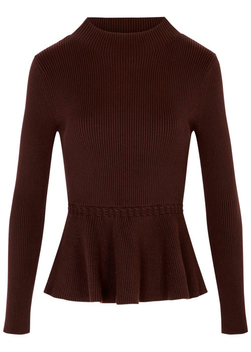 Pull chocolat uni avec une coupe cintrée et des...