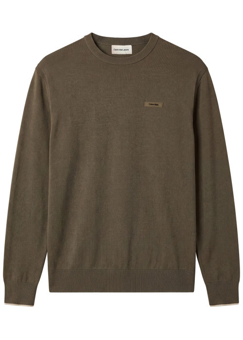 Pull olive uni à coupe droite doté d'un col rond et de manches longues