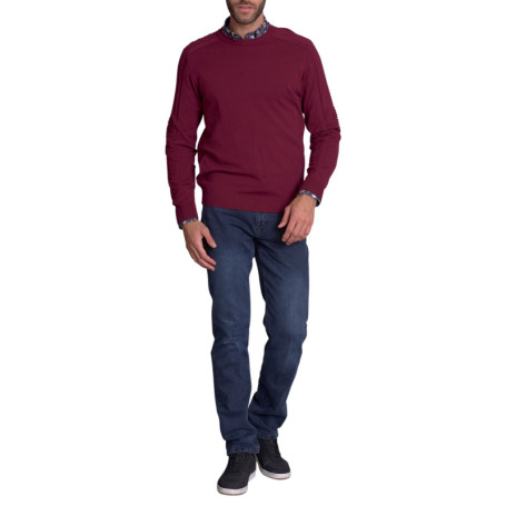 Pull bordeaux uni avec un col rond à coupe...