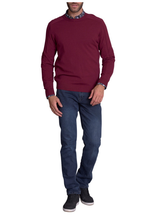 Pull bordeaux uni avec un col rond à coupe...