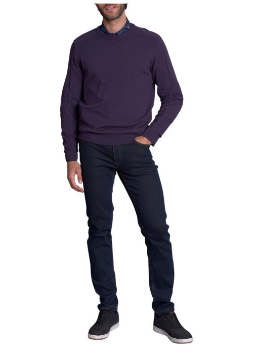 Pull violet uni avec une coupe droite à col rond et des manches longues