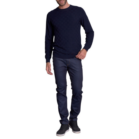 Pull nuit uni avec une coupe droite à col rond...