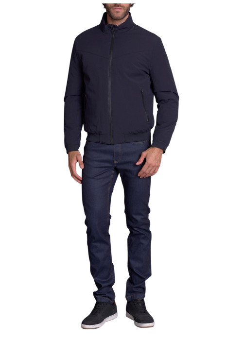 Blouson nuit uni avec une coupe droite à col montant et une fermeture zippée
