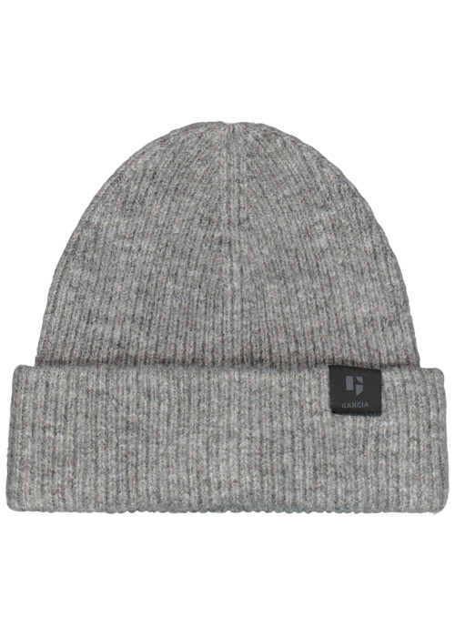 Bonnet gris en maille tricotée pourvu de l'étiquette de la marque