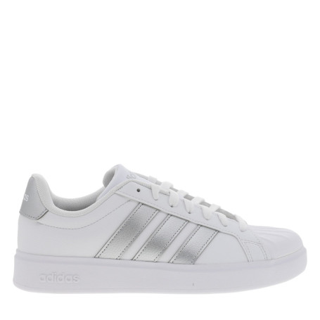 Tennis blanches muni d'un talon plat et d'une...