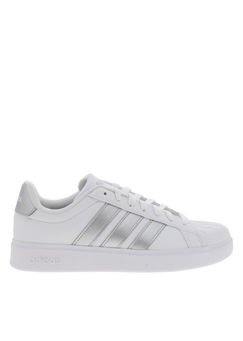 Tennis blanches muni d'un talon plat et d'une...