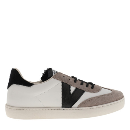 Tennis en cuir blanc avec des empiècements...