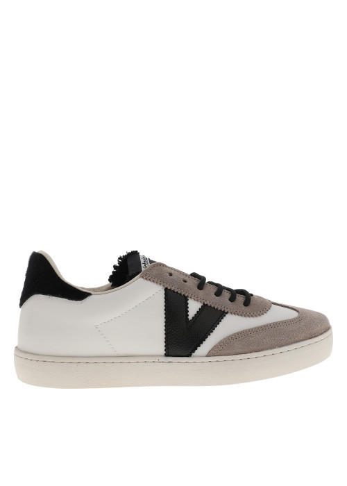 Tennis en cuir blanc avec des empiècements...