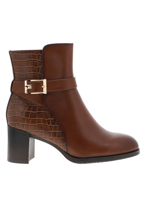 Boots en cuir cognac à talon décroché haut munies d'une boucle dorée