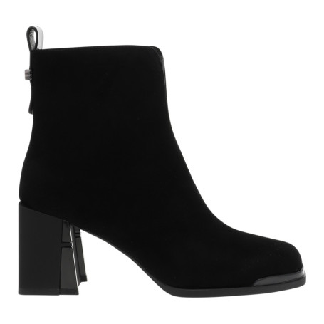Boots en cuir noir à talon décroché haut dotées...