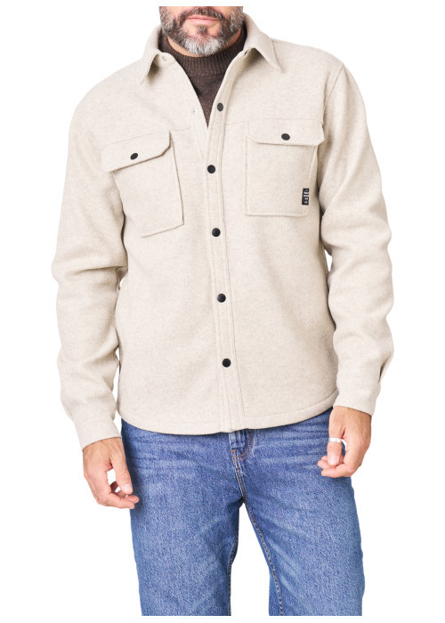 Chemise gris clair unie avec une coupe droite...