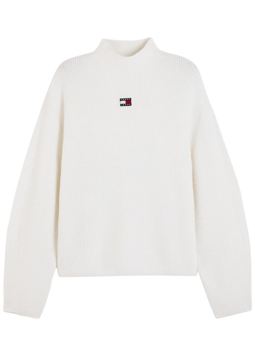 Pull blanc à coupe droite pourvu d'un col roulé et de manches longues
