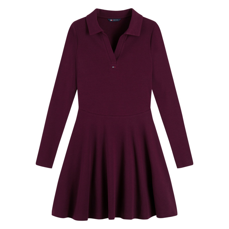 Tommy Jeans - Robe Courte En Coton Biologique Bordeaux à Coupe Droite Avec Un Col à Revers - Rouge Foncé Tommy Jeans - Robe Courte En Coton Biologique Bordeaux à Coupe Droite Avec Un Col à Revers - Rouge Foncé