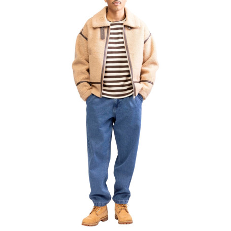 Blouson beige en sherpa avec une coupe ample et...