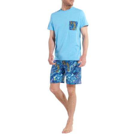 Pyjama court bleu imprimé avec une coupe fermée...